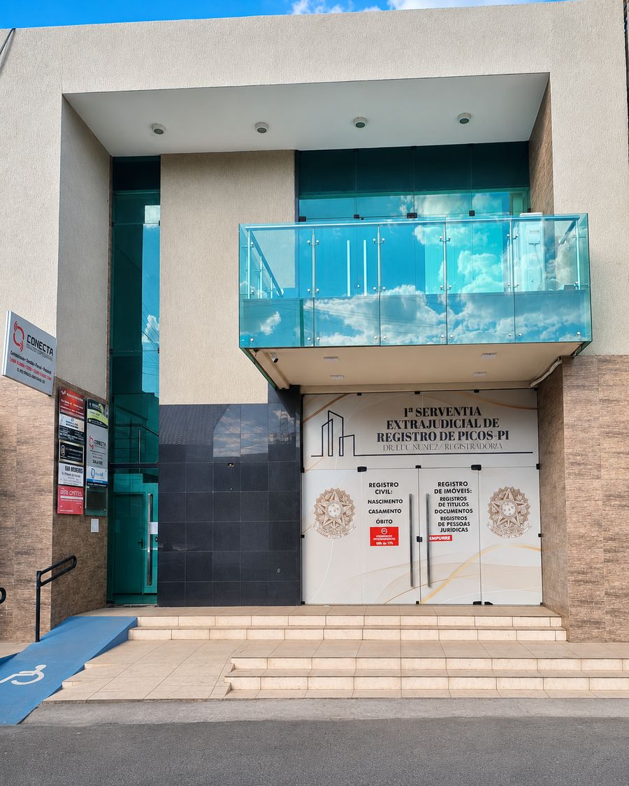 Fachada da 1ª Serventia Extrajudicial de Registro de Picos-PI, com entrada acessível por rampa e placas de Registro Civil e Registro de Imóveis